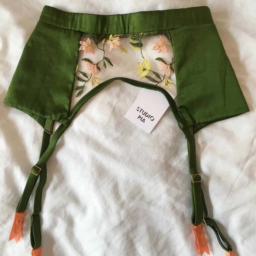 Studio PIA adria suspender belt NWT